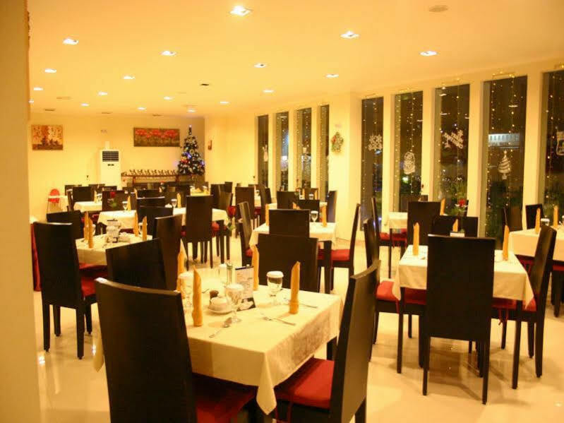 Royal Mamberamo Hotel Sorong Exterior foto